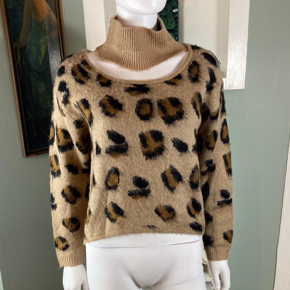 NWT New Bebe Leo Leopard Print Turtleneck Cutout Neck Fuzzy Sweater XSmall XS